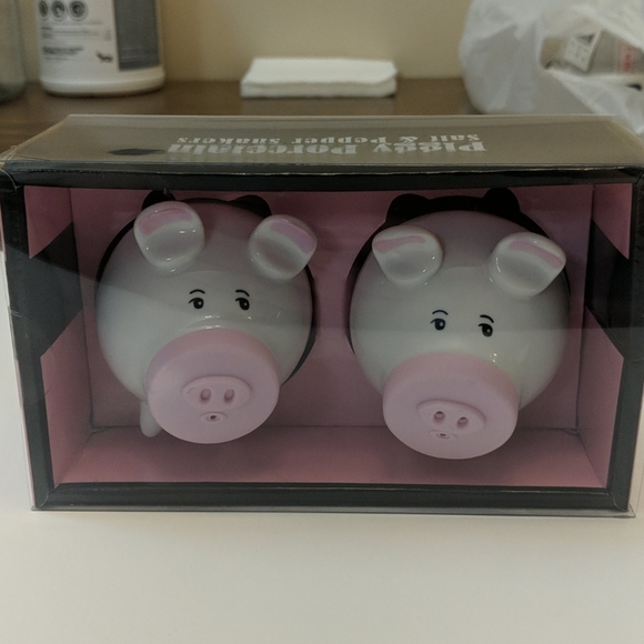 New Piggy Porcelain Salt & Pepper Shakers - Picture 1 of 6
